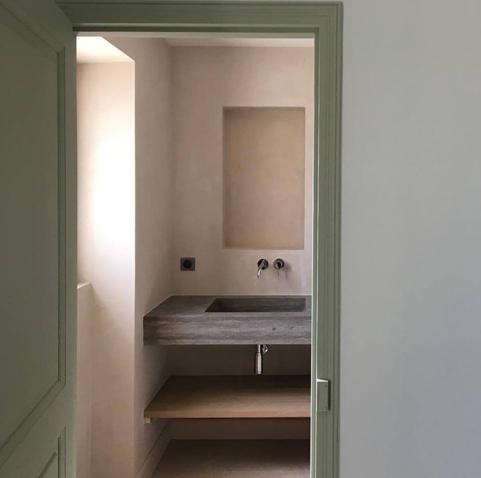 Béton ciré dans une salle de bain à Saint Rémy